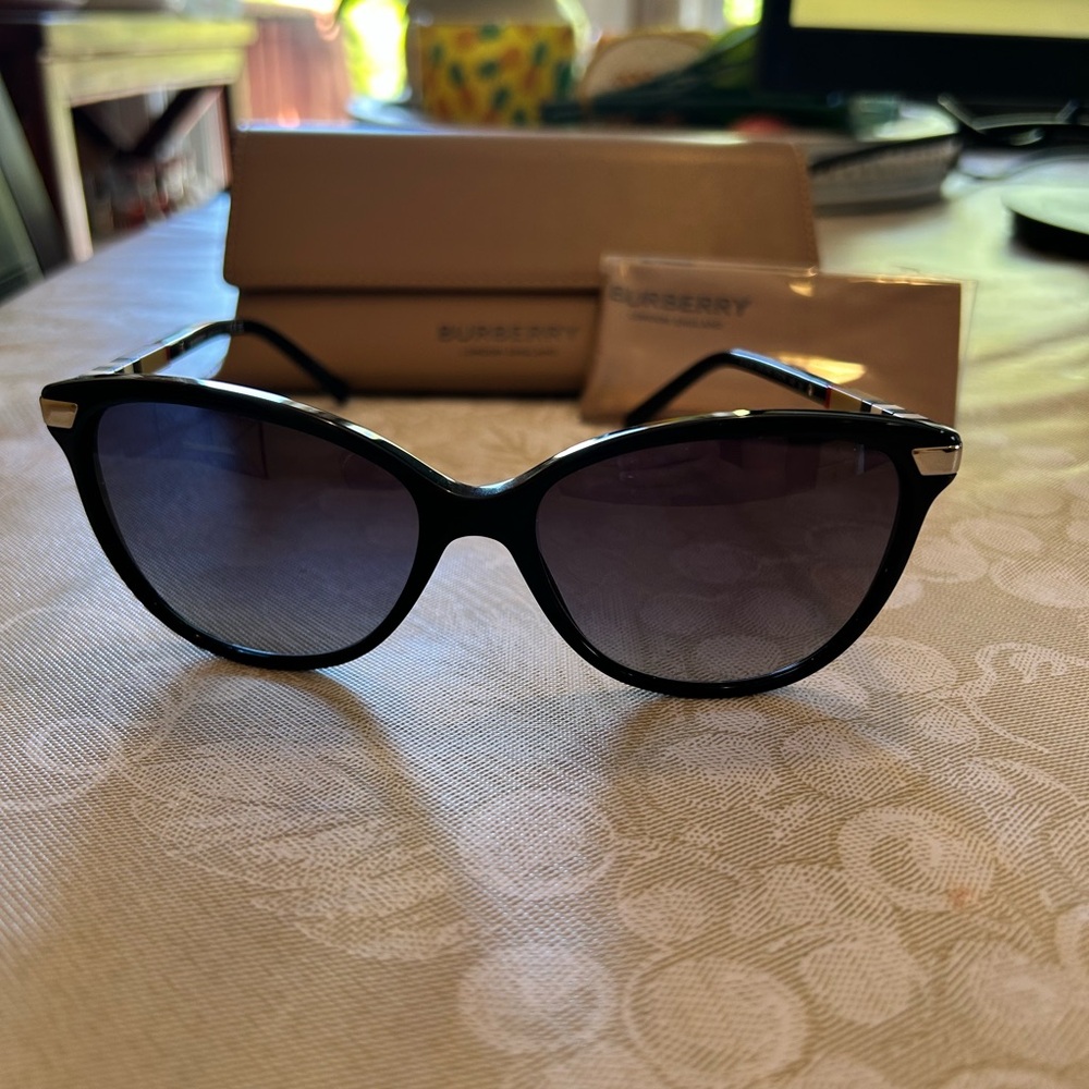 Burberry Black Cat-Eye Sunglasses Sleek Design- New